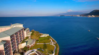 送迎船で向かう非日常な大人だけの時間