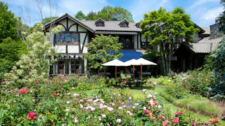 軽井沢で薔薇とアンティークに囲まれた英国的別荘体験