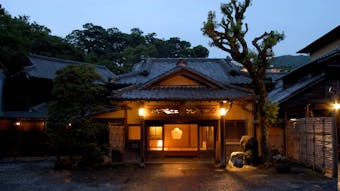 伝統的な建築美とモダンが融合した文化財の宿