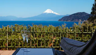 “おこもり”しながら蒼い海と富士の絶景を満喫