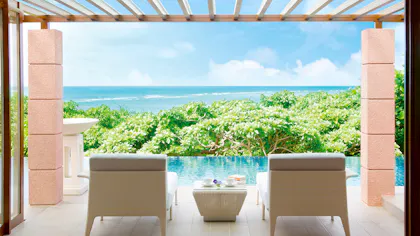 “宮古ブルー”の海を望む、宮古島のリゾートホテル4選