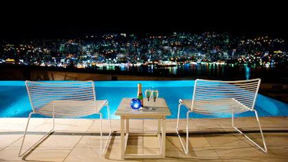 日本三大夜景の輝きを宿から一望する大人の旅