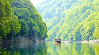 渡し船で向かう、自然と伝統に囲まれた静寂の宿