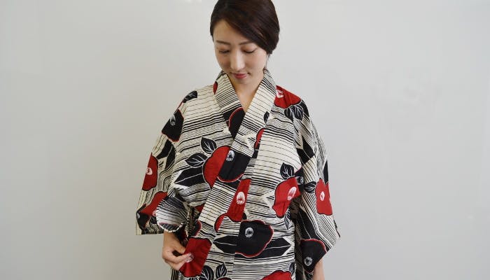 はんなり浴衣美人に 宿の浴衣を美しく着こなすポイント 一休コンシェルジュ はんなり浴衣美人に 宿の浴衣を美しく着こなすポイント 一休コンシェルジュ