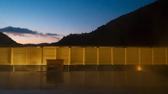 箱根の山麓と清流に抱かれ、贅沢な湯浴みに癒される
