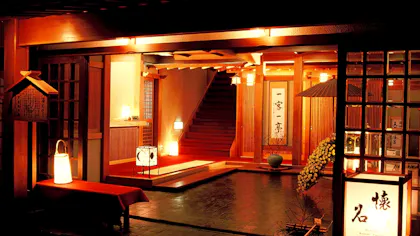 草津唯一。岩盤から湧く天然の湯に浸かる