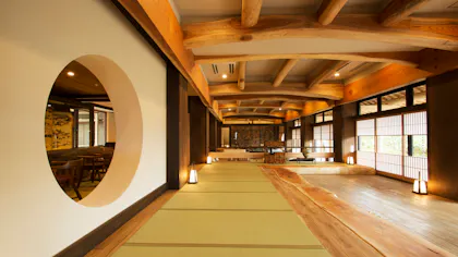 箱根で木肌の温もりに包まれる上質な滞在を