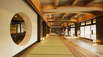 箱根で木肌の温もりに包まれる上質な滞在を