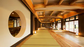 箱根で木肌の温もりに包まれる上質な滞在を