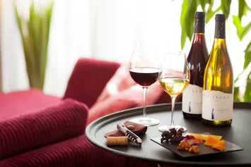 【取材】ボルドーカラーの客室で上質なひとときを