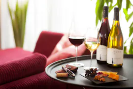 【取材】ボルドーカラーの客室で上質なひとときを