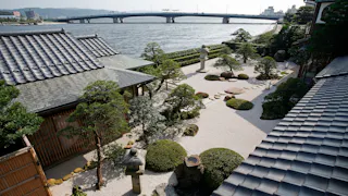 多くの文人墨客が訪れた湖畔の老舗旅館