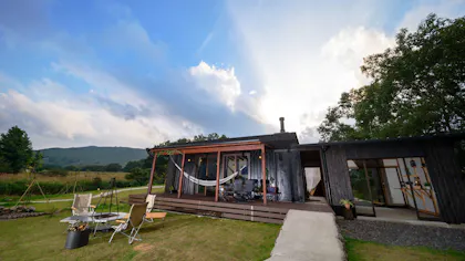 グランピングで秋の自然を優雅に楽しむ