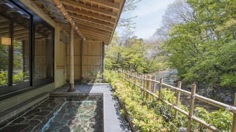 渓流を臨む絶景温泉に癒される陸奥の宿