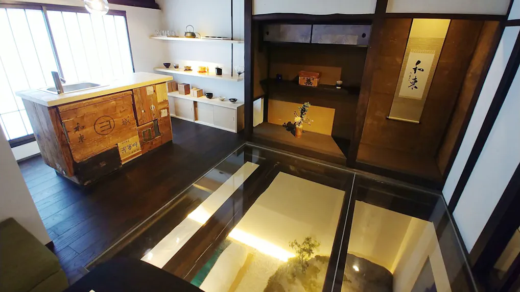 【取材】透明な床や枯山水に浮かぶベッド?!一風変わった京町家を徹底取材