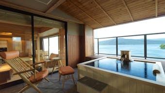 北海道の澄んだ湖を一望する露天風呂付温泉リゾート