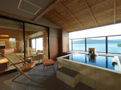 北海道の澄んだ湖を一望する露天風呂付温泉リゾート