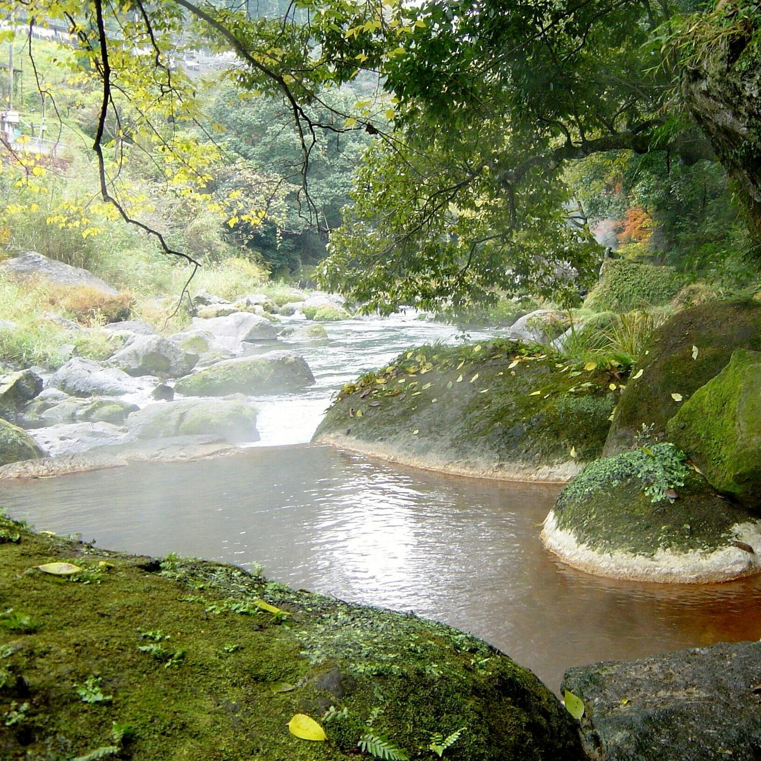 野趣溢れる露天風呂で川と一体に