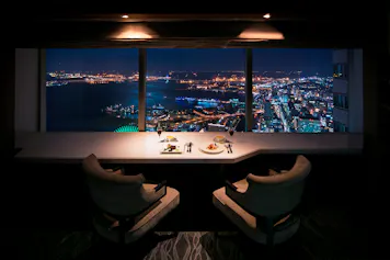 恋人と共に夜景を楽しむベイエリアのホテル