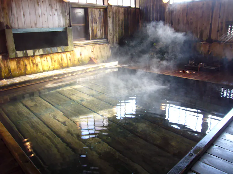 足元から湧き出る生まれたての温泉を楽しむ宿