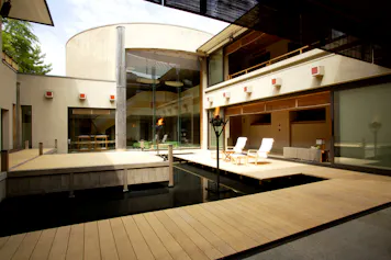 喧騒を忘れ伊香保の歴史ある名湯と優雅な設えに憩う