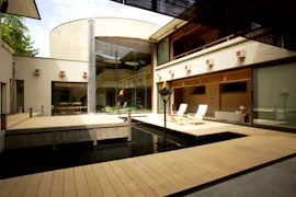 喧騒を忘れ伊香保の歴史ある名湯と優雅な設えに憩う