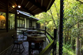 一日五組限定、川のせせらぎに癒される合掌造りの宿