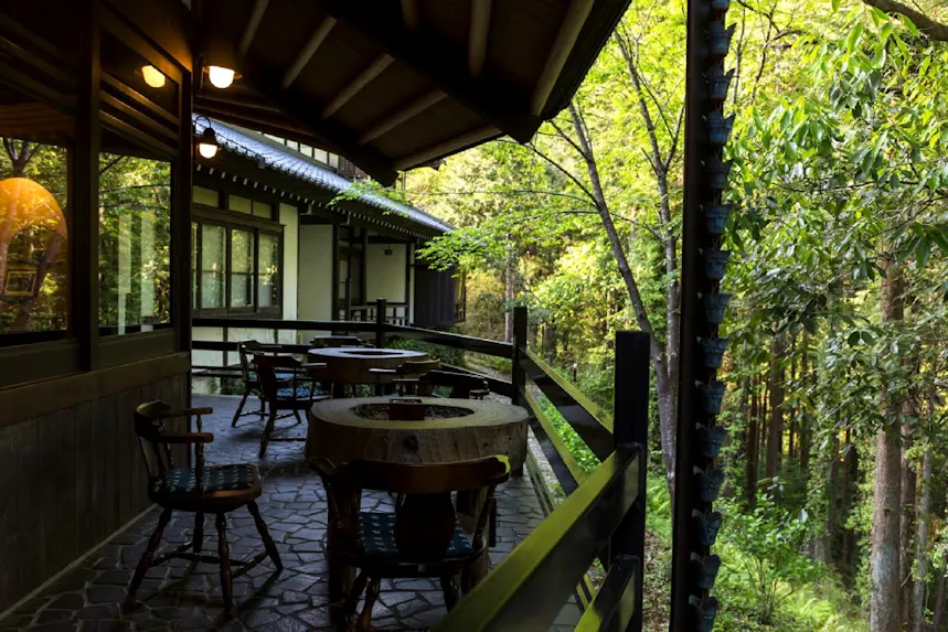 一日五組限定、川のせせらぎに癒される合掌造りの宿