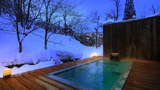 わざわざ出かけたい、豪雪地帯の雪見露天風呂