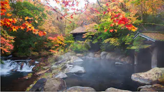 奥黒川の渓流に沿う露天風呂で、深呼吸をひとつ、ふたつ。