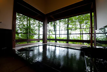 「離れ」と「別邸」を寛ぎ方で選ぶ湯布院の贅沢湯宿