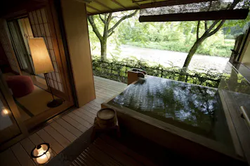 金沢の奥座敷に佇む宿で、良質な温泉と加賀料理を堪能