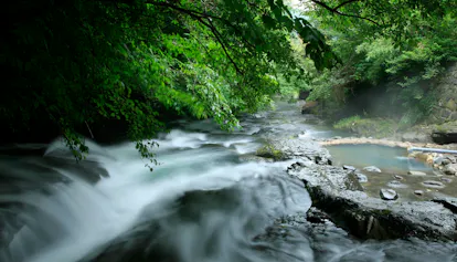 五感で癒される渓流沿いの露天風呂