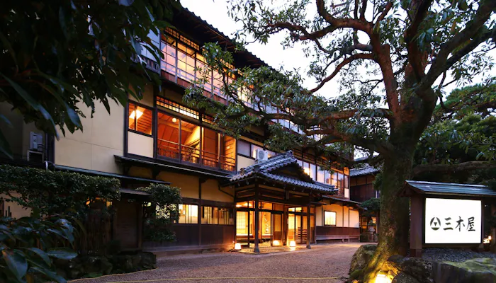 城崎温泉 登録有形文化財の宿 三木屋 志賀直哉の名作 城の崎にて が生まれた老舗宿 宿泊予約は 一休 Com 城崎温泉 登録有形文化財の宿 三木屋 志賀直哉の名作 城の崎にて が生まれた老舗宿 宿泊予約は 一休 Com