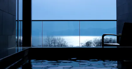 支笏湖ブルーに染まる全室100平米以上の宿が誕生