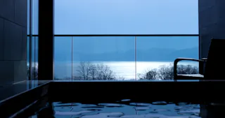 支笏湖ブルーに染まる全室100平米以上の宿が誕生