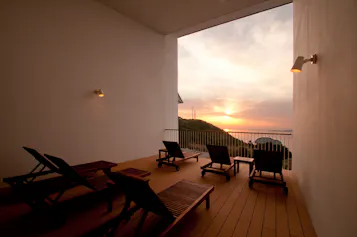 息をのむ夕景を愉しむ離島のリゾートホテル