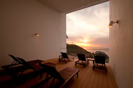 息をのむ夕景を愉しむ離島のリゾートホテル
