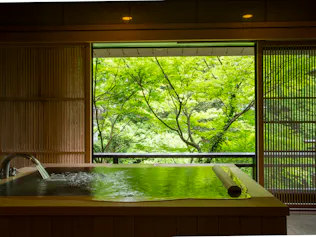 加賀・山中温泉かけ流しの優雅な客室で寛ぐ