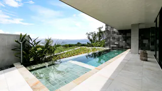 沖縄の海と原生林を借景に寛ぐプール付きのヴィラ