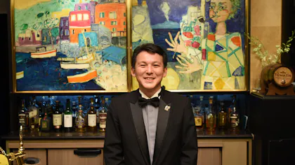 ホテルバー探訪：「バー カプリ」にて、青い海の陽気さに抱かれ恍惚のカクテルを