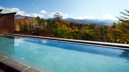 蓼科の絶景を望むパノラマ露天風呂で、紅葉と星空に抱かれる