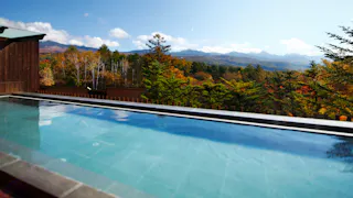 蓼科の絶景を望むパノラマ露天風呂で、紅葉と星空に抱かれる