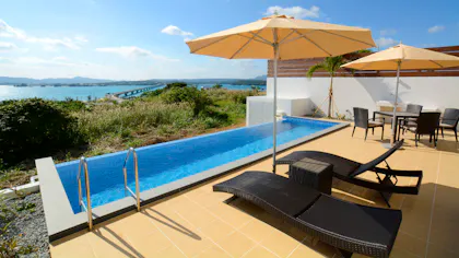 秋の沖縄を愉しむプライベートプール付きヴィラ2選