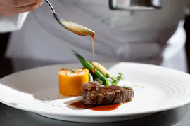 旧軽井沢で露天風呂と信州の美味を楽しむ上質な宿