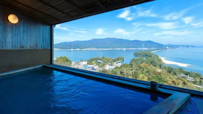 天橋立の絶景を客室や展望大浴場で独り占めする老舗宿