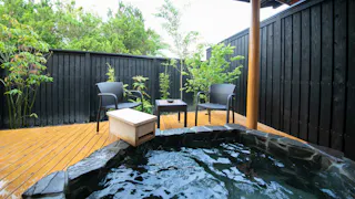 湯布院に佇む大人の宿で、客室露天風呂に癒される