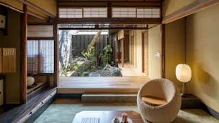 和菓子がテーマの雅な京町家でアートと歴史に戯れる