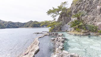 アクセスは専用船で!海辺の露天風呂で潮騒に包まれる和歌山の宿