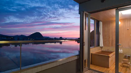 山口「はぎ温泉」の夕景スポットに建つ、水辺の別荘旅館